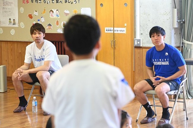 児童の質問に答える北川弘選手（左奥）と大橋大空選手（右）
