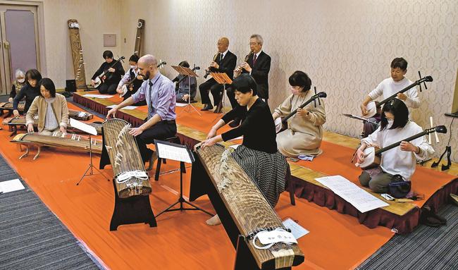 弾き初め会で演奏を披露する清音会石橋社中のメンバー＝松江市殿町、サンラポーむらくも