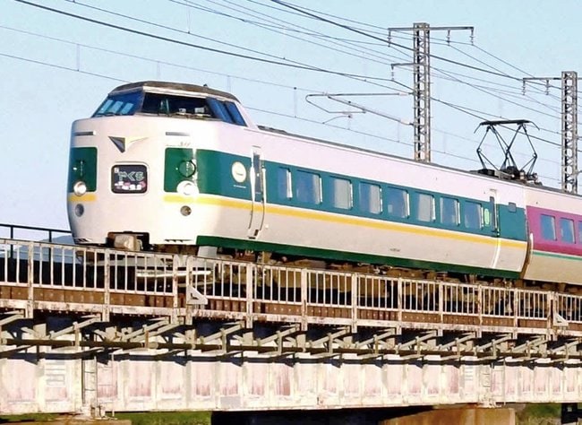 緑やくも色の３８１系特急やくも＝米子市車尾南２丁目