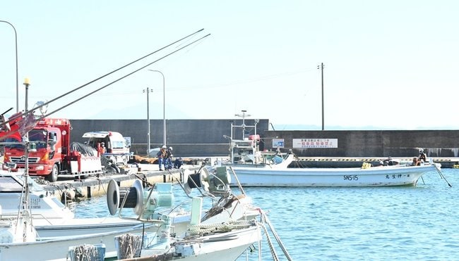 救助活動をする消防隊員ら＝２日午後３時４５分ごろ、出雲市大社町杵築北、大社漁港