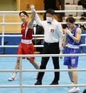 女子フェザー級で、松持亜実（右）を１回ＲＳＣで破り優勝した入江聖奈＝墨田区総合体育館