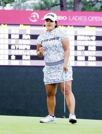 最終日、１８番でパーパットを沈め、ガッツポーズする鈴木愛。通算１０アンダーで優勝した＝戸塚ＣＣ