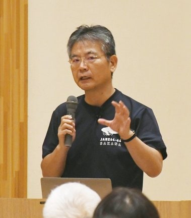 南極越冬隊の経験を講演する三上学医師＝島根県邑南町下田所、田所公民館