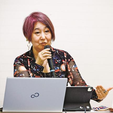 小泉八雲について講演する藤原まみ准教授＝松江市白潟本町、スティックビル