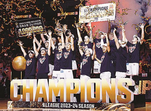 バスケットボール男子Ｂリーグで初優勝し、喜ぶ広島の選手たち＝５月２８日、横浜アリーナ
