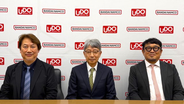 (左から)バンダイナムコミュージックライブ 代表取締役社長 浅沼誠氏、ウドー音楽事務所 代表取締役社長 遠藤敬輔氏、バンダイナムコホールディングス 取締役副社長 グループ戦略担当(CW360) 桃井信彦氏