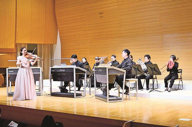 演奏を披露する国立音楽院南部校の学院生や講師＝米子市末広町、米子コンベンションセンター