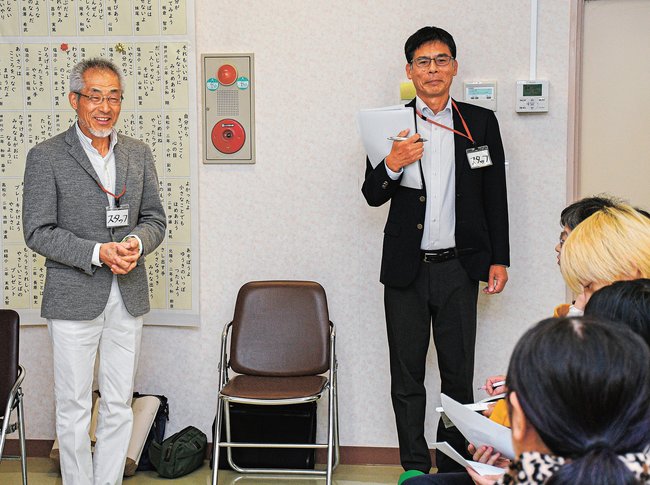 自主夜間中学について説明する新田正吉代表(左)と吾郷聡副代表=出雲市上塩冶町、市隣保館