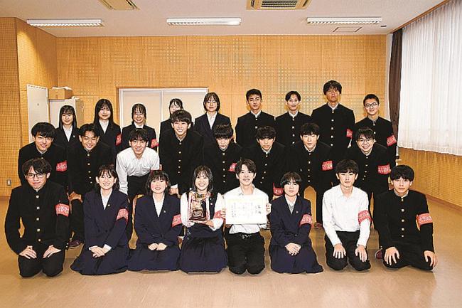 最優秀賞を受賞した出雲高校新聞部のメンバー＝出雲市上塩冶町、出雲工業高校