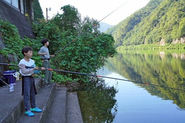 外来魚を狙い、釣り糸を垂らす参加者＝島根県美郷町潮村、江の川