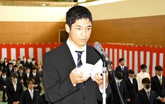 新入生を代表し、宣誓する高浦結人さん＝大田市波根町、島根県立農林大学校