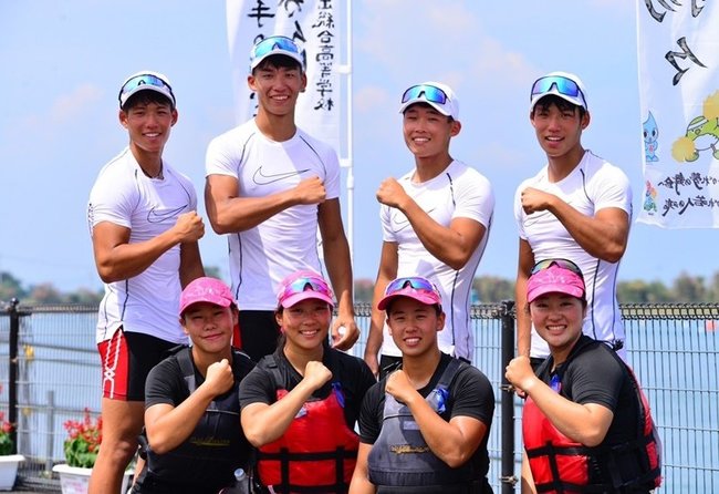 カヌースプリント・カヤックフォア200メートルで優勝した島根中央男子（後列）と２位の島根中央女子