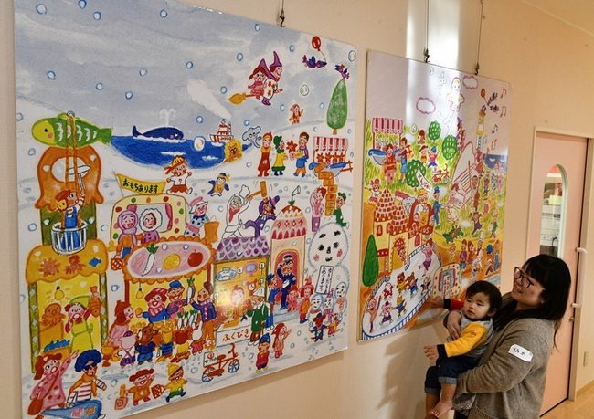 佐々木恵未さんの作品をじっくりと鑑賞する親子＝江津市江津町、江津市子育てサポートセンター