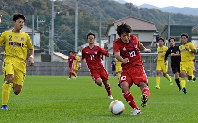 【決勝・大社ー立正大淞南】前半、大社のFW持田優輝が(左から3人目)がシュートを決め1ー0とする=島根県立サッカー場