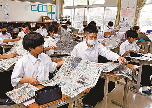 新聞に目を通す生徒＝津和野町町田、津和野中学校