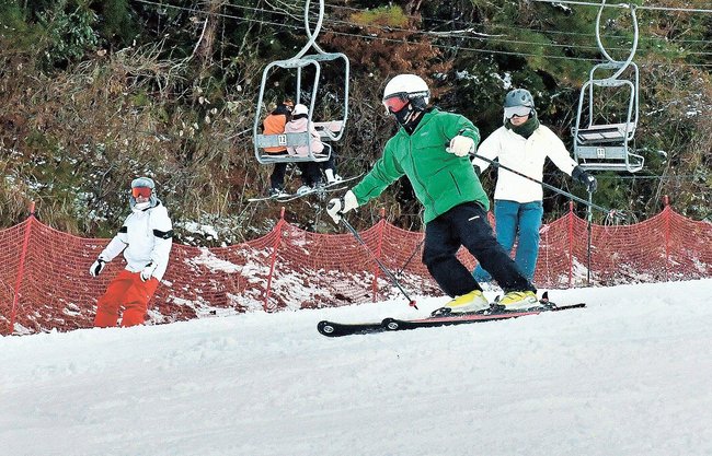 ゲレンデでスキーやスノーボードを楽しむ来場者＝島根県飯南町佐見、琴引フォレストパークスキー場