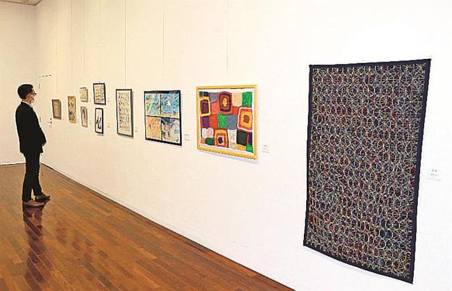 障害者が作った独創的なアート作品が並ぶ会場＝益田市有明町、島根県芸術文化センター・グラントワ