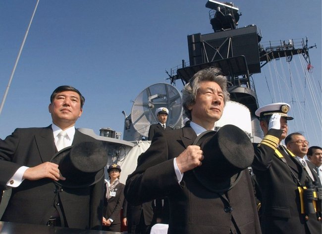 ２００３年１２月、護衛艦「しらね」艦上で、海上自衛隊の海上パレードを観閲する小泉純一郎首相（中央）と石破茂防衛庁長官（左）＝神奈川県沖の相模湾