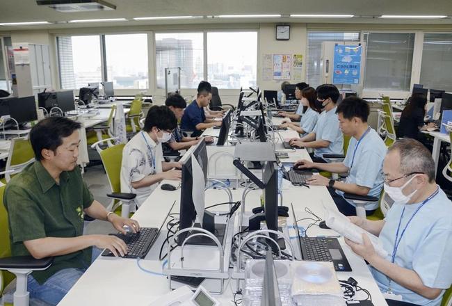 かりゆしやＴシャツ姿で勤務する環境省職員ら＝2023年５月１日