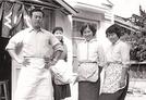 びっくりやを創業した和田哲男さん（左）と亮子さん（右から２人目）＝１９５０年代後半に撮影