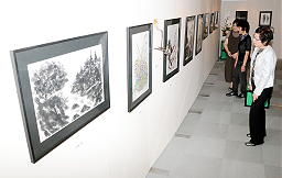 力作ぞろいの絵画に見入る来場者
