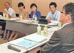 NIEについて意見交換する参加者