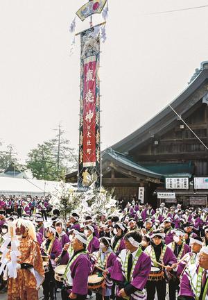 八足門前で笛、太鼓を鳴らしながら吉兆幡を掲げる大社中学校の生徒たち＝出雲市大社町杵築東、出雲大社