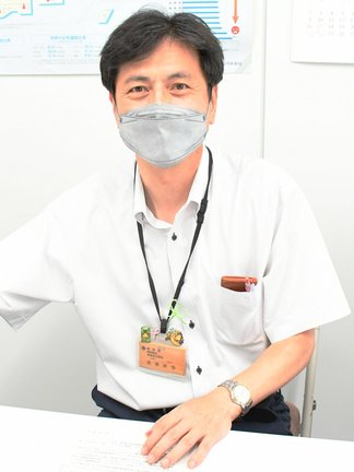 新型コロナが５類となった後の島根県の感染状況を話す感染症対策室の田原研司室長＝松江市殿町、県庁