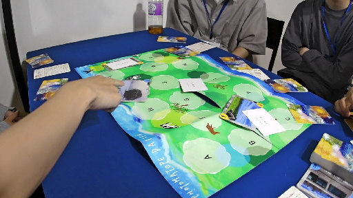 オノマトペ大山で遊ぶ記者ら＝出雲市塩冶町神前、７ｔｈ　ＤＩＣＥ（セブンスダイス）