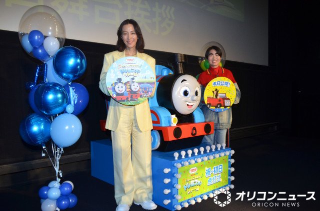 『映画 きかんしゃトーマス いっしょに歌おう!ドレミファ♪ソドー島』初日舞台あいさつに登壇した(左から)木村佳乃、トーマス、イモトアヤコ (C)ORICON NewS inc.
