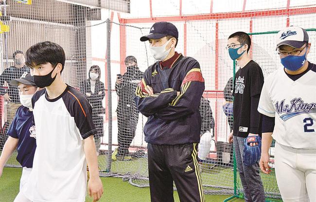 第１回練習会で生徒の動きを見守る久保田浩司さん（中央）＝３月、東京都江東区