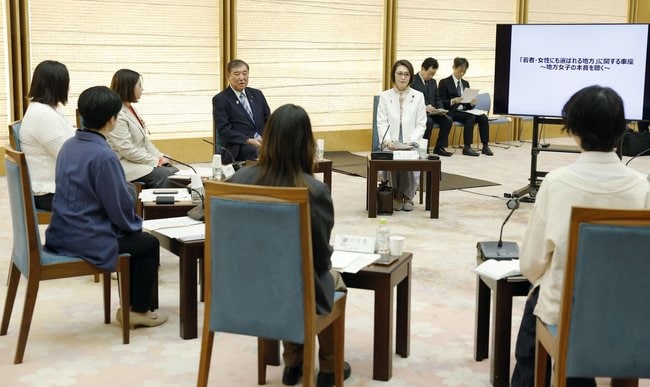 地方から都市部に若者や女性が集中する問題に関する会合で、あいさつする石破茂首相（奥右から２人目）＝３月３１日、首相官邸