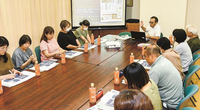 読みやすい広報誌作りのポイントを学ぶ担当者ら＝出雲市所原町、朝山コミュニティセンター