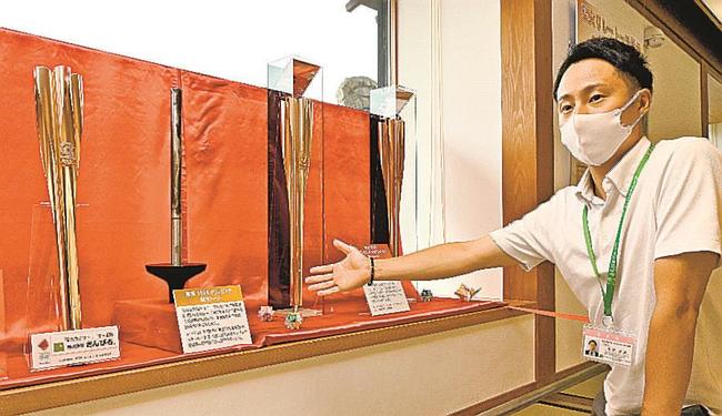 1964年と今年5月の東京五輪聖火リレーに使われたトーチ=松江市殿町、松江歴史館