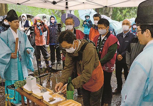 玉串を奉納する出席者＝鳥取県大山町大山