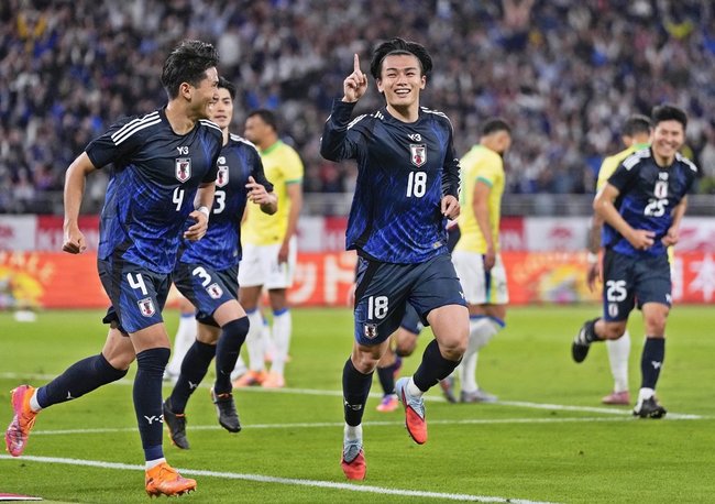 【日本－ブラジル】後半、チーム３点目のゴールを決め、駆け出す上田（１８）＝味の素スタジアム