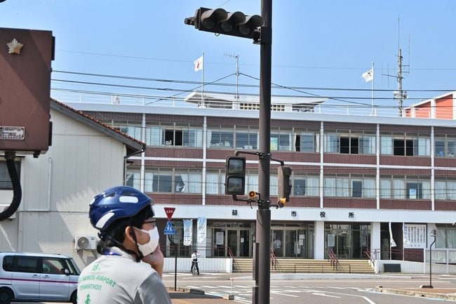停電で点灯しなくなった信号機＝益田市常盤町、益田市役所前