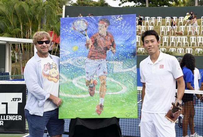 優勝後、自身をモチーフにした絵画と記念撮影する錦織圭選手（右）＝パルマスデルマール（共同）
