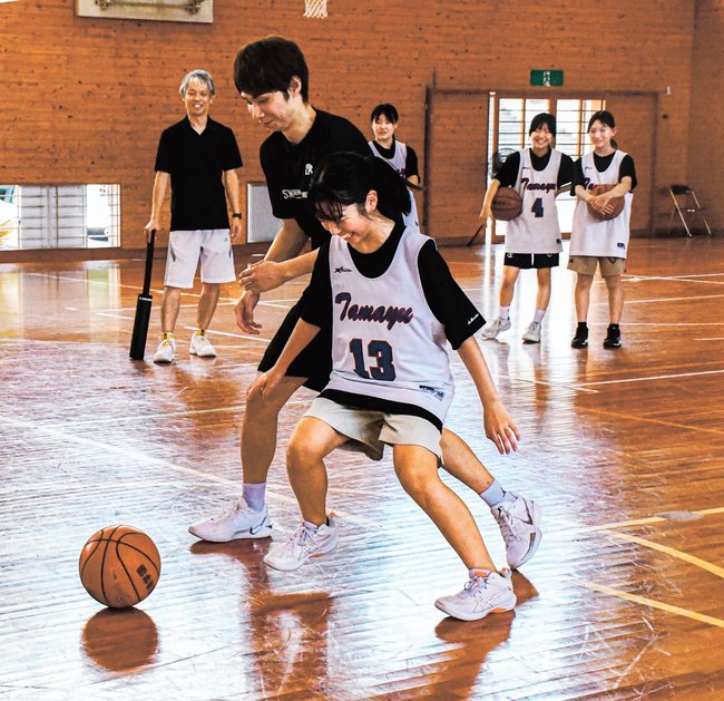 生徒に指導する北川弘選手（中央後方）＝松江市玉湯町湯町、義務教育学校玉湯学園