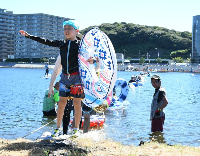 宍道湖の中を歩き、嫁ケ島に上陸した参加者＝松江市内