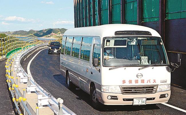 国道９号の片側交互通行が始まり走行する車両＝出雲市多伎町小田