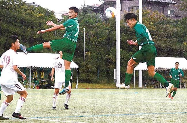 【１回戦・吉賀─石見智翠館】後半、石見智翠館の原田拓磨（右）がヘディングシュートを決め、２－０とする＝松江市営補助競技場