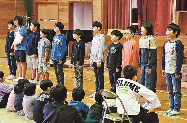 地域の魅力を発表する６年生＝出雲市野郷町、市立伊野小学校