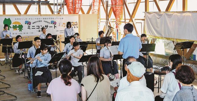 演奏を披露する情報科学高校の吹奏楽部員＝安来市荒島町、ＪＲ荒島駅