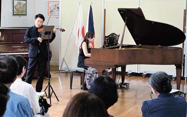 バイオリンとチェコ製グランドピアノの演奏を披露する音楽家＝松江市玉湯町大谷、ＴＥＲＲＡＣＥ　ＯＯＤＡＮＩ