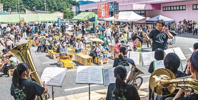 石見中学校吹奏楽部の演奏に聴き入る会場の人たち＝島根県邑南町矢上、あいタウンアベル