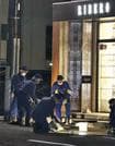 「闇バイト」による強盗未遂事件が起きた時計買い取り販売店を調べる警察官＝６月１３日、名古屋市中区
