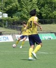 前半、ＦＣ神楽しまねのＭＦ澤田理玖（左）がシュートを放つ