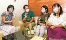 お披露目会で味わう石見麦酒の山口厳雄工場長（左から２人目）と探究会メンバー＝出雲市内