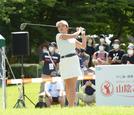 決勝ラウンドを６６で回り、通算１２アンダーで優勝した川崎春花＝大山平原ゴルフクラブ